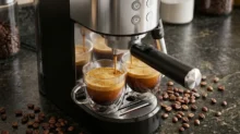 Qual cafeteira tem porta-filtro com pressurizado e não pressurizado incluso?