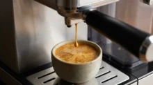 Cafeteira espresso para quem mora sozinho: qual tamanho de reservatório escolher?