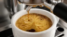 Qual cafeteira espresso tem mais acessórios inclusos na caixa?