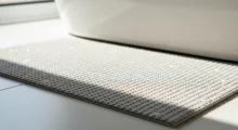 Tapete para banheiro escorrega no piso molhado?